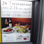 24::7 restaurant - 開店告知のクイーンズスクエアにあるポスターです
