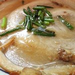 烈志笑魚油 麺香房 三く - チャーシューが鉢一面に！