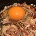 熊たまや - かけうどん(冷)に生卵オン！