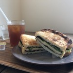cafe shin - ハムチーズ焼きサンドイッチとアイスティー
