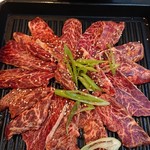 赤門 - 超大盛ランチのお肉をアップで。