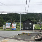 寿し善 - 周りはのどかな山並み
      向こうは近鉄大阪線