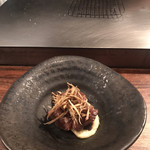 鉄板焼 とよ田 - ごぼうチップス乗せ牛