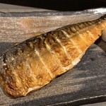 Warayaki Kumakatsuo - 鯖の燻製焼き アップ