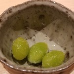 鮨 さかい - (01)素揚げ銀杏(熊本県球磨産)
      甘みが強く、かつ、ほのかな苦みと振り塩でお酒が進みます♪