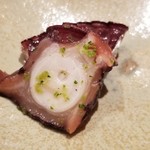 鮨 さかい - (02)真蛸(福岡県志賀島産)の桜煮、柚子皮掛け
      産卵期は初夏～初秋、旬は初夏～初秋と晩秋～冬の2回
      雌は軟らかな繊維質なので食べ易く噛むほどに旨みが拡がり、柚子の香りが喉から鼻に立ち登る様に薫ります