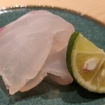 鮨 さかい - (03)真鯛(福岡県鐘崎産、3.7kg、1日寝かせ)昆布〆
      産卵期は春～初夏、旬は秋～晩冬
      お鮨だと寝かせが長いのですが、肴だと寝かせを浅くしてコリ感を残しつつ、甘みと旨みを楽しむ仕上りにされています