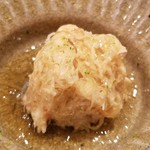 鮨 さかい - (04)毛蟹(北海道噴火湾産)解し身饅頭、蟹味噌餡、土佐酢で
      産卵期は晩秋～晩冬、若蟹から親蟹に旬が移り身の旨みが深くなります
      解し身の旨みと中の蟹味噌のコクが口腔内で渾然一体となり幸せに浸ります