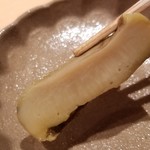 鮨 さかい - (06)酒蒸し黒鮑(佐賀県唐津産)
      軸に旨みのサシが入り極上♪
      黒鮑は柔らかさと弾力が両立している抜群の蒸し加減
      厚みのある切りつけで食感が十分に楽しめます
      旨みと甘みが抜群、磯の香りも素晴らしい！