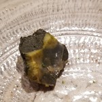 鮨 さかい - (07)黒鮑(佐賀県唐津産)の炙り肝
      肝ソースではなく、肝塩焼き！
      爽やかな磯の薫りがします。
      口に入れて芳醇な苦みが拡がりお酒が進みます♪
      滋味深く濃厚な旨みが口腔内に拡がり、至福の味わい♪