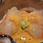 鮨 さかい - (09)牡丹海老(北海道増毛産)、赤雲丹ソース掛け
      牡丹海老の産卵期は秋～春、旬も包卵する秋～春。
      牡丹海老は身の甘みはしっかり。
      赤雲丹を合わせると主役の牡丹海老を邪魔せずに味わいを補完するよう。