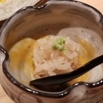 鮨 さかい - (10)赤雲丹(米国サンタバーバラ産)ソース、赤酢シャリを添えて
      産卵期は初秋～晩秋、旬は初夏～晩夏。
      舌の上に載せて5秒ホールドし、濃厚なコクと甘みを楽しみます。