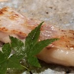 鮨 さかい - (11)赤鯥(長崎県対馬列島産)の西京焼き
      産卵期は初夏～秋、旬は冬～春。
      西京焼きはやや甘みを加えた味噌なので、赤鯥の脂の旨みや甘みを判別し難くなる様な気がして、個人的には好みでは無いかなぁ。