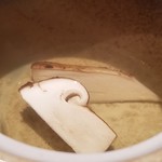 鮨 さかい - (12)松茸(岩手県産)の土瓶蒸し
      土瓶蒸しに入っているのは、松茸とお出汁のみ。
      松茸は薫り高く、お出汁に入っているのにシャキシャキとした食感が楽しめました。