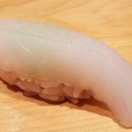 鮨 さかい - (13)障泥烏賊(佐賀県唐津産、1kg)
      産卵期は春～初夏、旬は初春～夏、寿命1年
      握りの時にシャリに青柚子の皮を降ろした粉末をひと塗りして、爽やかな香り付けをされていました。