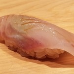 鮨 さかい - (14)鮃(長崎県対馬列島産、3kg)
      産卵期は冬～初夏、旬は秋～冬。
      いよいよ旬の先駆けの時期となり、旨みと甘みが増してきました。
      真子鰈から鮃へ主役交代です。