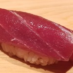 鮨 さかい - (17)本鮪赤身(宮城県塩釜産、旋網、181kg)ヅケ
      日本近海の本鮪の産卵期は春～夏、旬は初秋～冬。
      赤身独特の風味があります。
      軽く漬けにされておりますが、酸味は微かで旨みが華やかです。