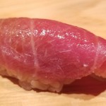 鮨 さかい - (18)本鮪中トロ(宮城県塩釜産、旋網、181kg)ヅケ
      中トロの見た目は生の様にも見えますが軽く漬けてあります。
      人肌よりも温かめのシャリが、中トロの脂を活性化させ、すっと消えていきます。