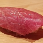 鮨 さかい - (19)本鮪中トロ(宮城県塩釜産、旋網、181kg)
      大トロ寄りの中トロ。
      複雑にサシの入っており、人肌より温かいシャリで脂が蕩けます。
      ネタと技術が渾然一体となっています。