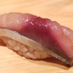 鮨 さかい - (20)真鯖(長崎県対馬列島産)
      産卵期は春～初夏、旬は秋～冬
      サシの入った身は柔らかくも弾力があり、脂のりが濃厚でコクのある旨みが押し寄せてきます。