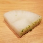 鮨 さかい - (23)べったら漬け、削り柚子皮掛け
      甘過ぎず爽やかです。
      少し舌をリセット。