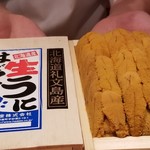 鮨 さかい - (24)北紫雲丹(北海道礼文島産、はだてのうに)
      北紫雲丹の産卵期は秋、旬は春～夏。
      大きな北紫雲丹がタップリ。贅沢です！