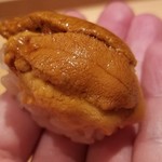 鮨 さかい - (24)北紫雲丹
      北紫雲丹の産卵期は秋、旬は春～夏。
      大きな北紫雲丹がタップリ。贅沢です！
      握っているのに、雲丹の粒が潰れていません！
      シャリのほどけを楽しみ、北紫雲丹の甘みが口に拡がります。