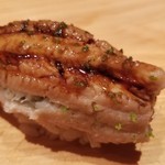 鮨 さかい - (25)煮真穴子(長崎県対馬列島産)
      産卵期は初夏～初秋、旬は夏～秋。
      ふわふわと柔らかい煮穴子、そして温かいシャリは口の中に入れた瞬間にほどけます。
      一気に拡がる旨みツメも濃過ぎず軽やかな後味です