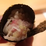 鮨 さかい - (26)ネギトロ細巻き
      適度に脂ののった中トロを叩いて山葵と合わせて、すっきりとした後味に仕上げてあります。