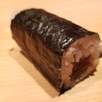 鮨 さかい - (28)干瓢巻き
      今日もまた干瓢巻の準備が始まると「幸せな時間の終演」を感じ切なくなります。
      海苔の薫りが素晴らしく、赤酢のシャリの美味しさを素直に感じ取れます。