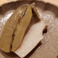 鮨 さかい - (06)酒蒸し黒鮑(佐賀県唐津産)
                    黒鮑の産卵期は秋～冬、旬は初夏～夏。
                    夏は蒸し時間が短めだったようですが、秋~冬は8時間の酒蒸しでより軟らかい
                    黒鮑は柔らかさと弾力が両立している抜群の蒸し加減