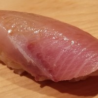 鮨 さかい - (15)鰤(北海道日高産)
                      産卵期は冬～初夏、旬は秋～晩冬
                      初秋となる今の時期は北に行くほど脂のりが良いので北海道産がベストでは？
                      身の中にしっかりと脂がのり、濃厚な旨みと甘みが押し寄せて来るようです