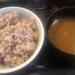 Tonkatsu Hamakatsu - 黒米入り麦ごはん 赤味噌汁