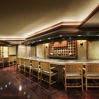 鉄板焼　堂島 - すべての座席の前に鉄板がございます。シェフがお客様の前でお料理をおつくりいたします。