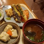 きっちん 灯り - 小鉢、野菜の天ぷら、味噌汁