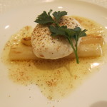 トラットリア・アルベロ - アスパラのソテー　ポーチドエッグ添え　アンチョビバターソース