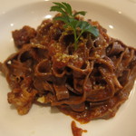 トラットリア・アルベロ - カカオを練りこんだタリアテッレ、芋豚の赤ワインラグーソース