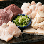 肉と鍋 さとり - 牛ホルモン盛り合わせ
