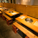 肉と鍋 さとり - ロースター付きテーブル4人用