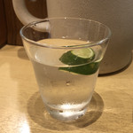 饗 くろ喜 - 酢橘は絞った後お冷に