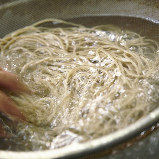 店内の蕎麦工房にて毎日打ちたてのお蕎麦をご提供します。