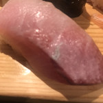魚浜 - 今日の寿司七１０００円。カンパチ。鮮度、甘み、脂のノリと三拍子揃って、とーっても美味しかったです（╹◡╹）
            成田で、前日にいただいたものより、数段美味しい印象を受けました（╹◡╹）