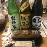 いばらき地酒バー 水戸 - 純米吟醸酒《3種類 飲み比べセット》900円（税込）
　　※3種合わせて一合
つまみは《削りたこカマ》200円（税込）

