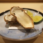 鮨 あらい - 岩手の松茸をさっくりと薄く揚げた天ぷら。写真はうまく質感が撮れてないけど、とっても肉厚な松茸。