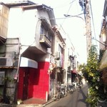 宝来 - 店の前の路地