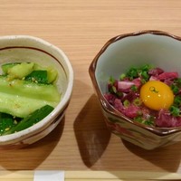 馬春楼 北新地総本店 - 先付…胡瓜の自家製ラー油和え    小鉢…桜納豆