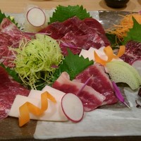 馬春楼 北新地総本店 - 熊本直送 新鮮馬刺し６種盛合せ   ○極上トロ ○上バラ
                    ○上赤身 ○フタエゴ ○ハラミ ○コーネ