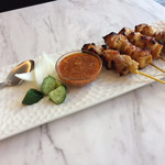 銀座 ラサ マレーシア - 「地鶏サテー」！
                                このピリ辛ピーナッツソースは美味い。