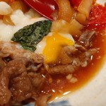 日本料理 大坂ばさら - 脂身の甘味が広がる和牛と甘い玉葱は、トマトの旨味でコク深さがアップ、まろやかな温泉玉子をからめて