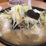 福満苑 - 肉野菜炒めたっぷり入り白湯ラーメン